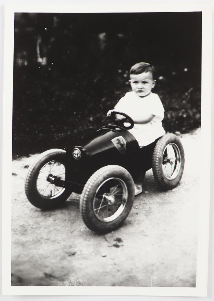 Dino Ferrari im Kinderrennwagen