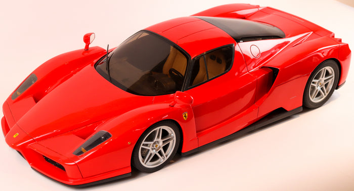 Handgearbeitetes Modell Enzo Ferrari 1:5